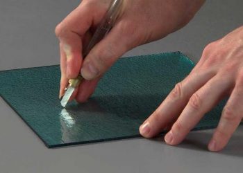 Dao cắt kính là dụng cụ quen thuộc của các thợ cắt kính, thủy tinh