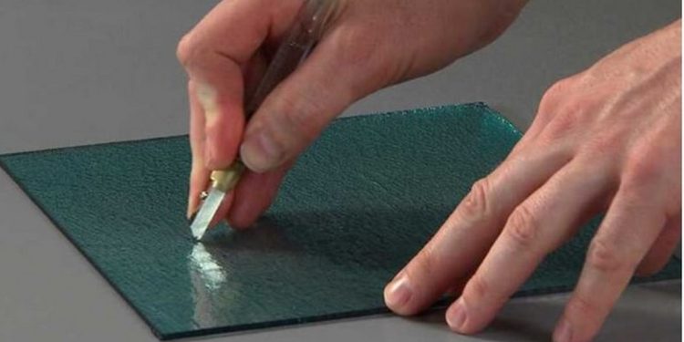 Dao cắt kính được lắp đặt và sử dụng vô cùng đơn giản