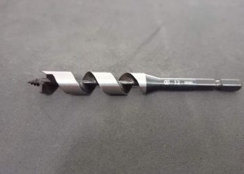 Mũi khoan gỗ luôn có một đầu nhọn để khoan đúng mục tiêu 