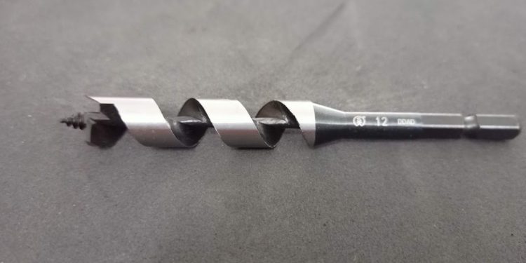 Mũi khoan gỗ luôn có một đầu nhọn để khoan đúng mục tiêu 