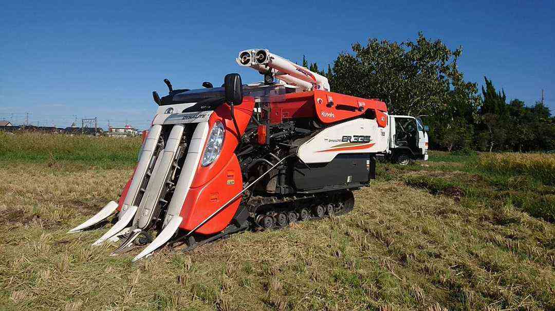 Máy gặt cắt lúa mini lấy rơm Kubota ER323