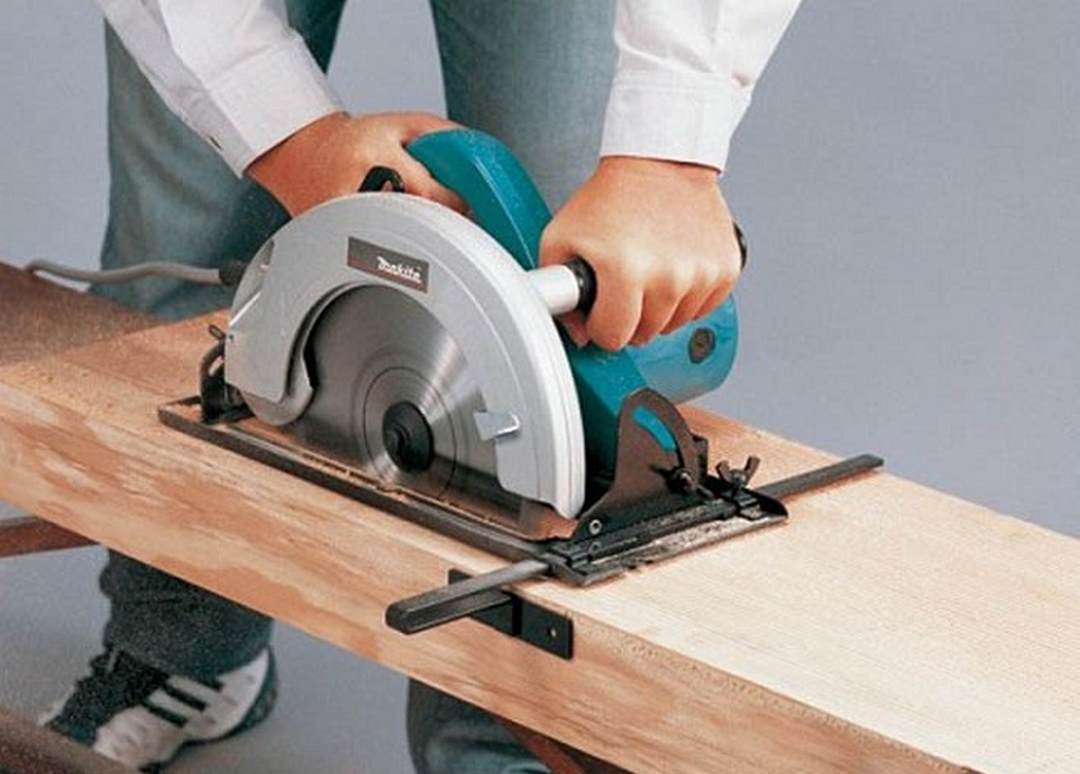 Cách làm việc đúng cách với máy cắt gỗ